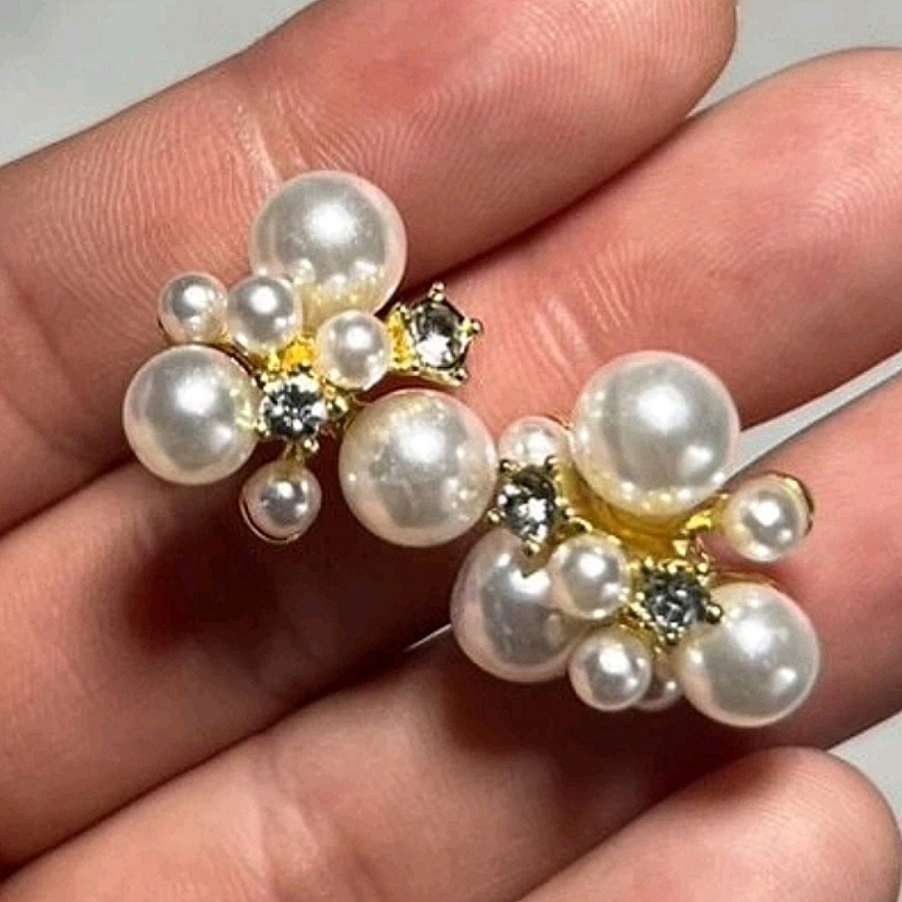 Pearl flower stud earrings; nwot